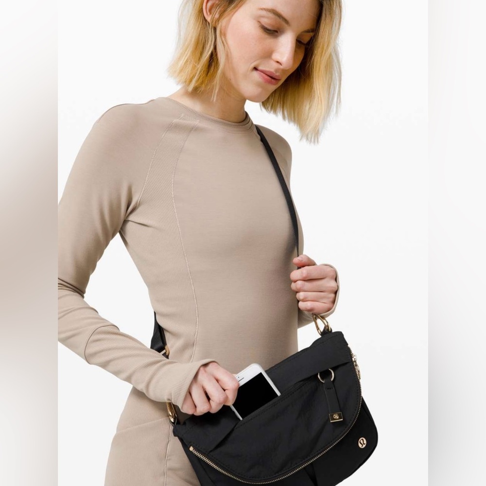 Lululemon All Night Festival Bag Vol 5L in Black /Gold - Picture 10 of 16